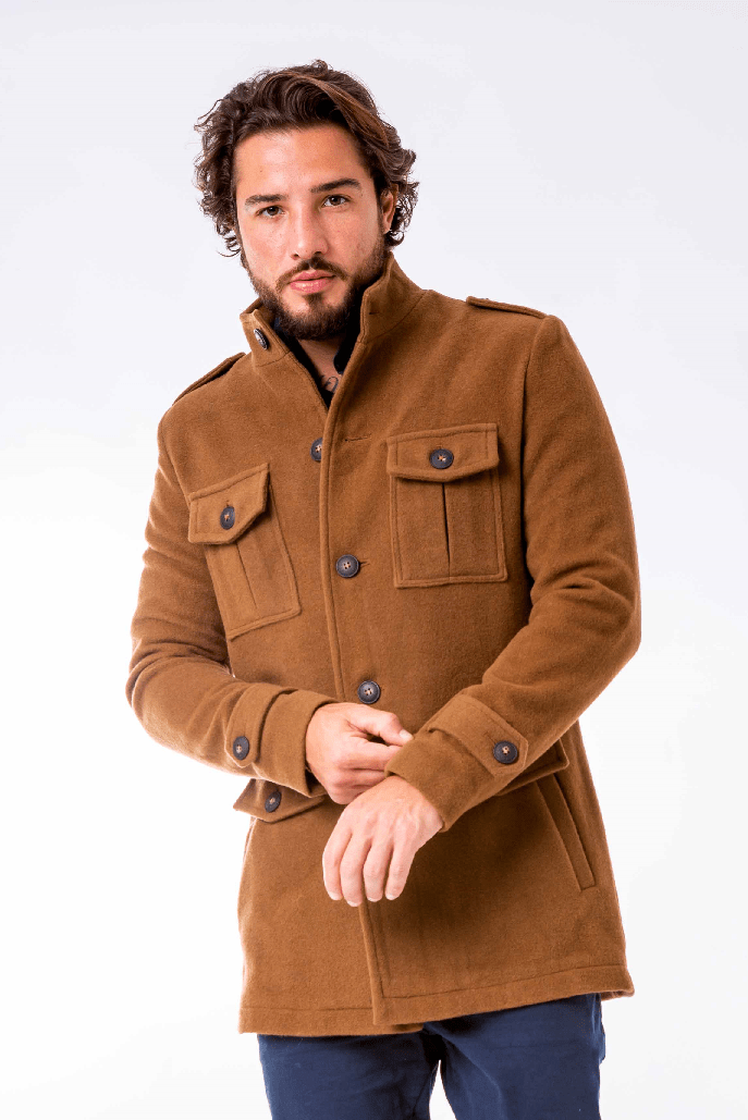 Casaco masculino de lã com botões frontais transpassados marrom