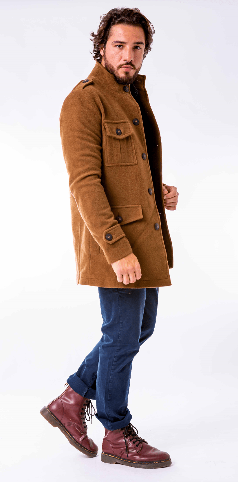 Casaco masculino de lã com botões frontais transpassados marrom