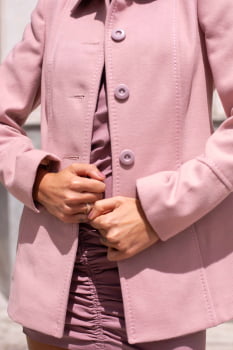 Casaco de lã acinturado detalhe de pesponto rosa