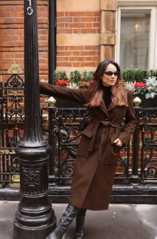 Sobretudo feminino com cinto