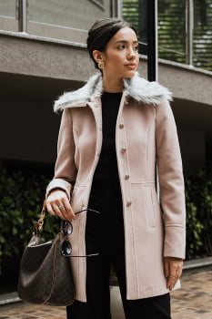 Casaco de lã com gola de pelo removível bege
